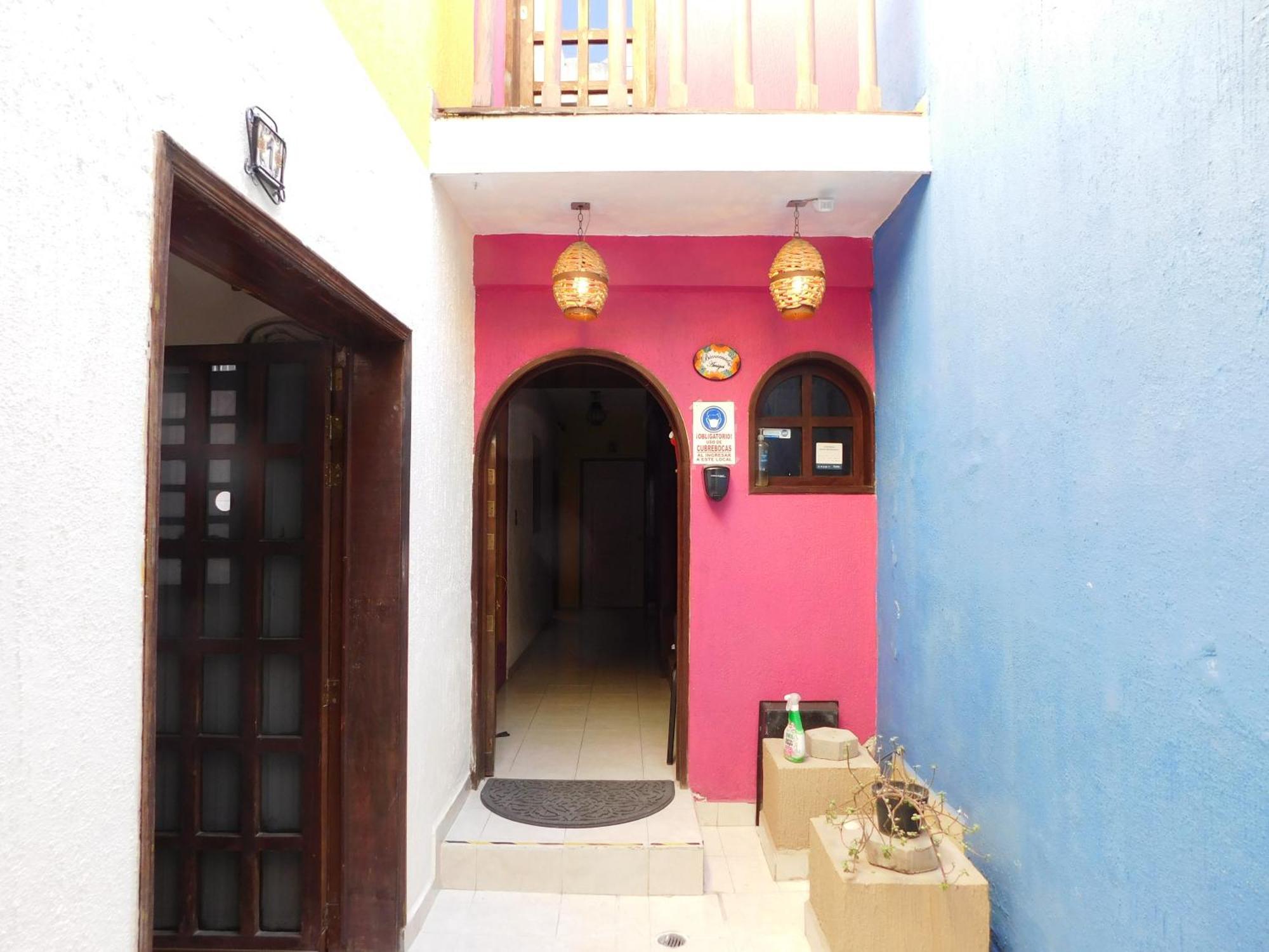 Casona Luciernaga-Casa De Huespedes Guest House Leon Exterior photo